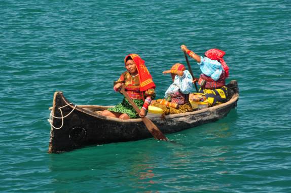 Índias Kuna se aproximam do nosso veleiro para vender artesanato, em San Blás, na costa do Panamá
